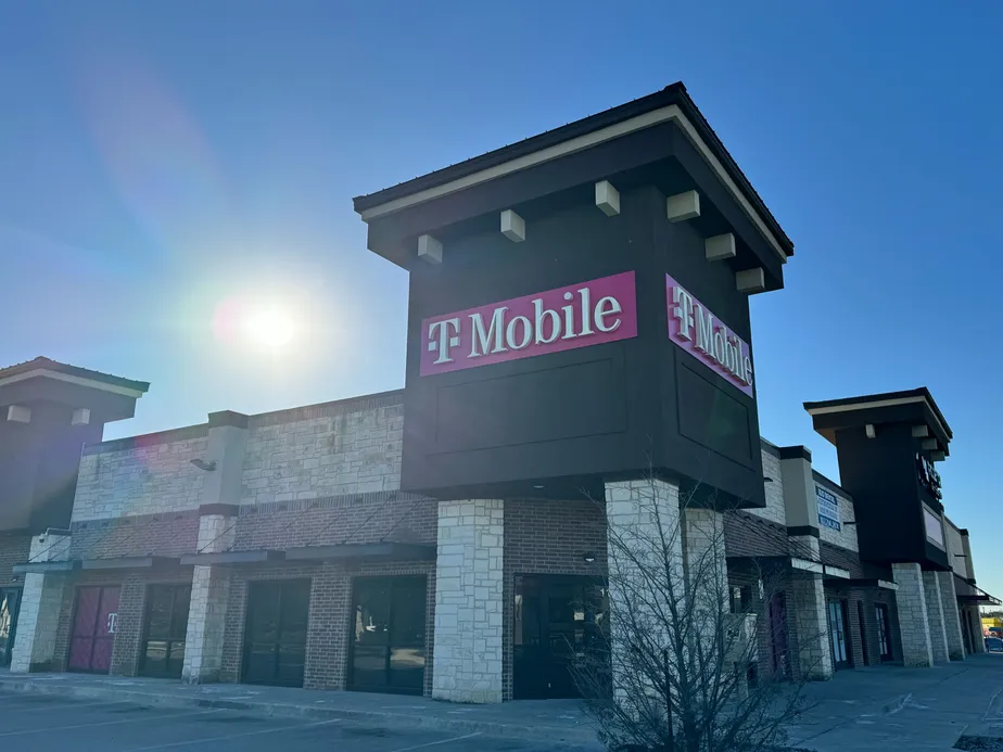 Foto del exterior de la tienda T-Mobile en N Beach St & Wheeler St, Ft Worth, TX