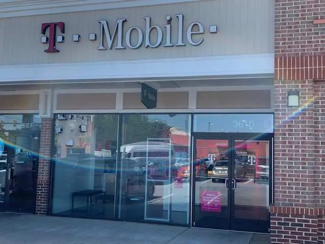  Exterior photo of T-Mobile store at King St & Marlee Way, Alexandria, VA 