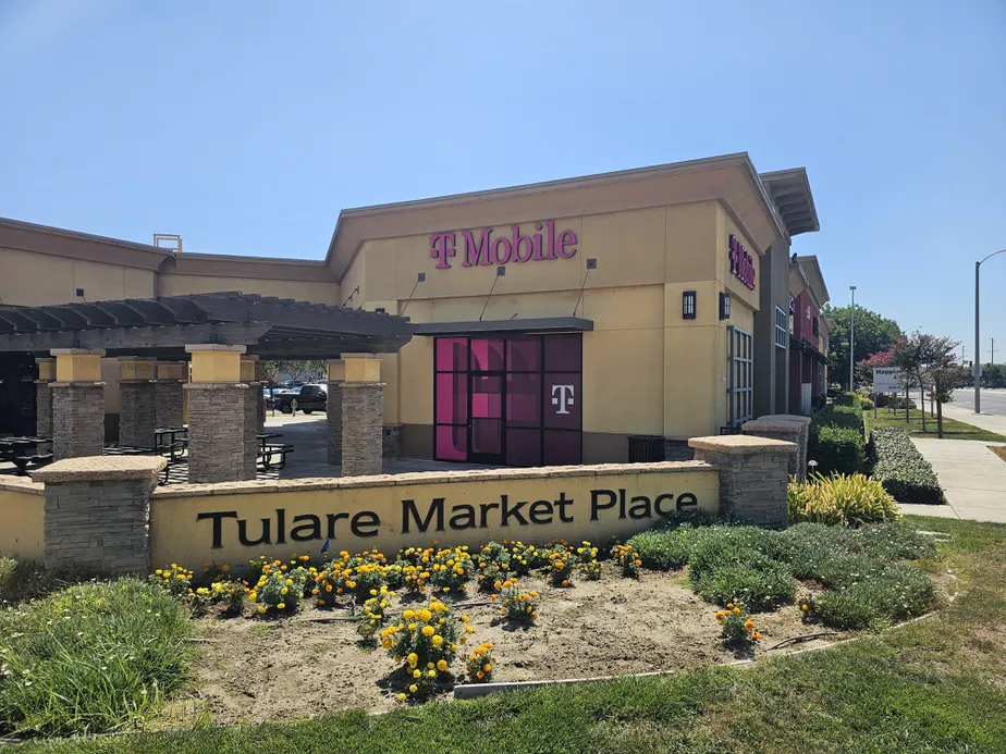 Foto del exterior de la tienda T-Mobile en E Prosperity Ave & N Mooney Blvd, Tulare, CA