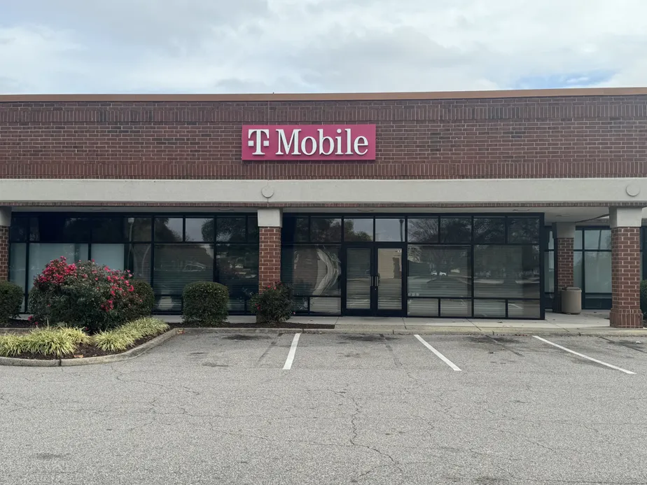  Exterior photo of T-Mobile Store at Crossways, Chesapeake, VA 