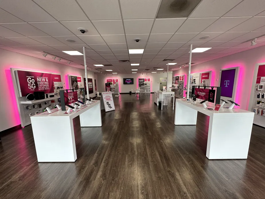 Foto del interior de la tienda T-Mobile en Foxcroft Ave, Martinsburg, WV