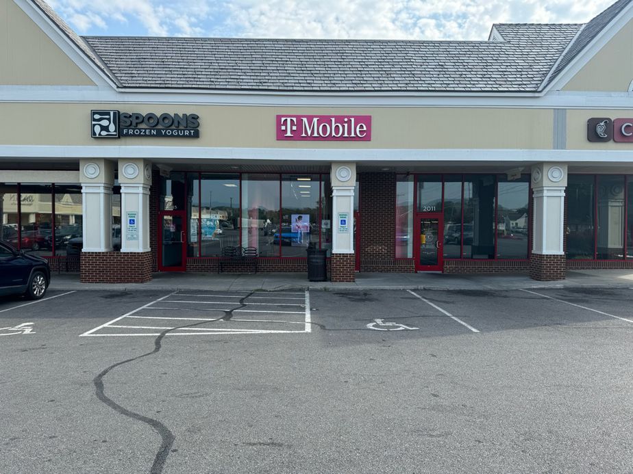 Exterior photo of T-Mobile Store at Towers Shopping Center, Roanoke, VA
