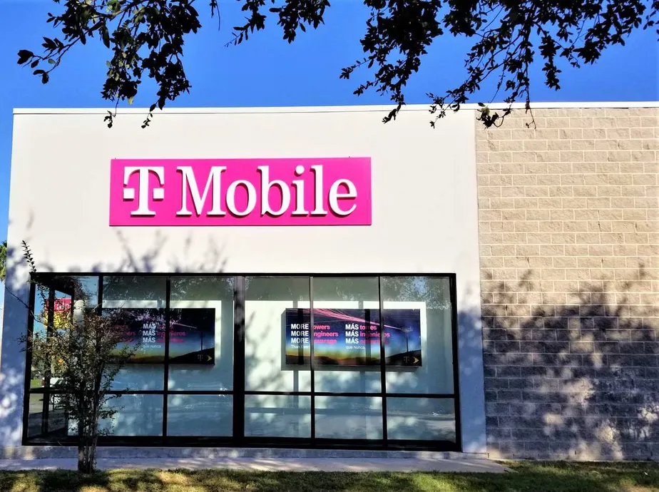 Exterior photo of T-Mobile Store at E Expressway 83 &s Mccoll Rd, Mcallen, TX