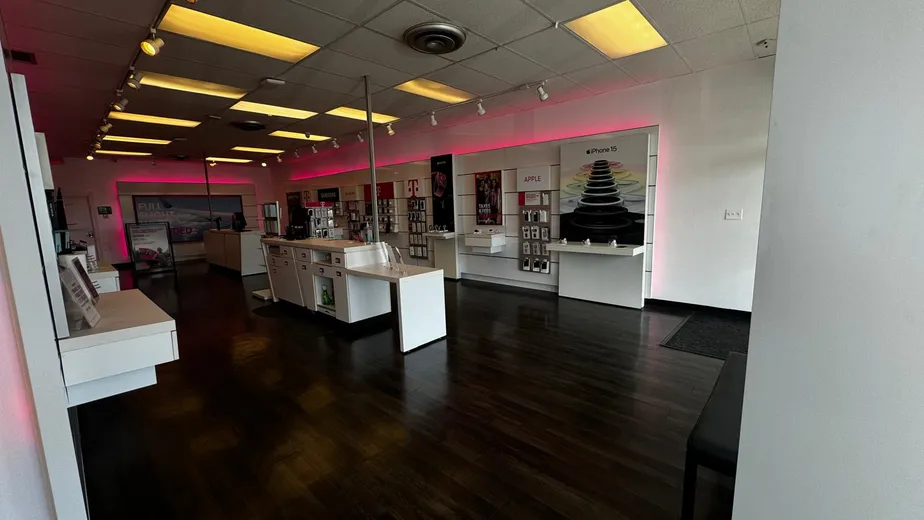 Foto del interior de la tienda T-Mobile en 127th & Harlem, Palos Heights, IL
