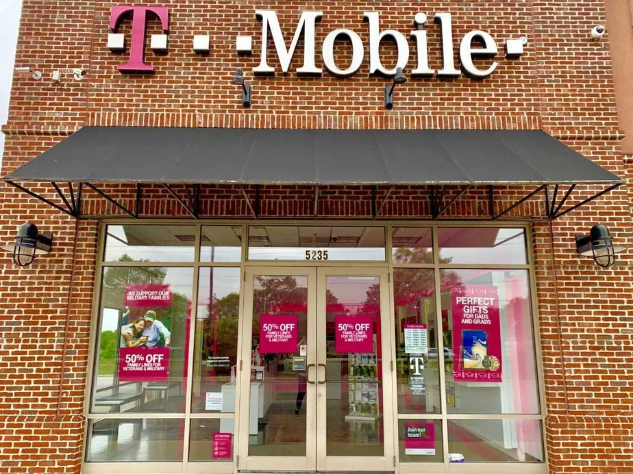 Foto del exterior de la tienda T-Mobile en N Hamilton & Morse Rd, Columbus, OH