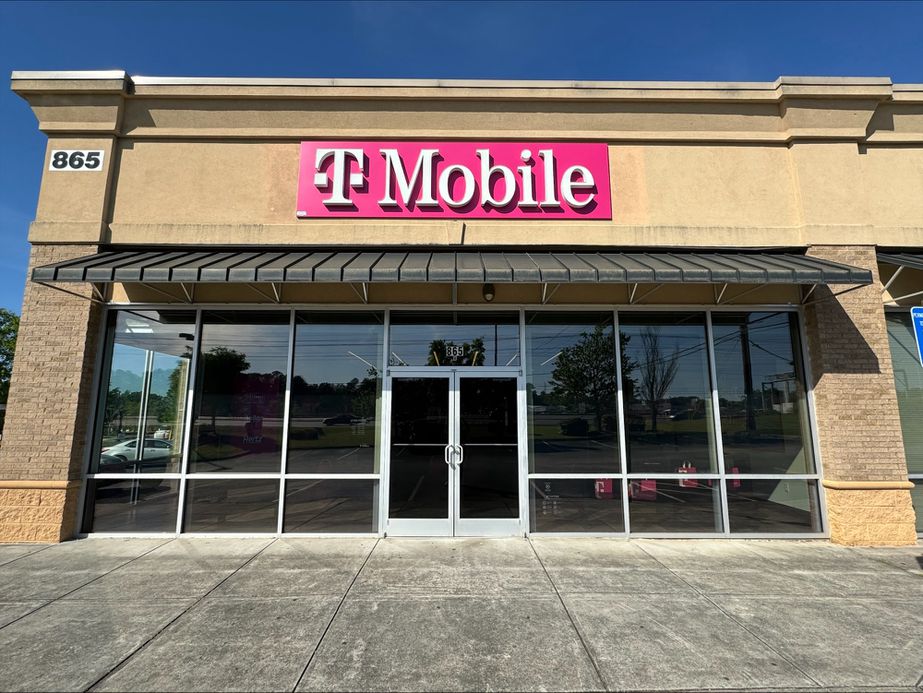 Exterior photo of T-Mobile Store at Thornton Rd, Lithia Springs, GA