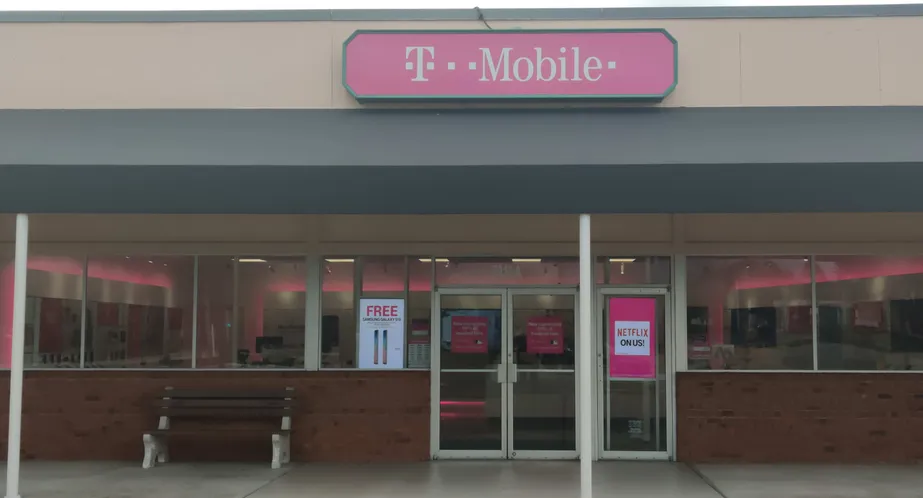 Exterior photo of T-Mobile store at Us-301 N & Ridgewood Blvd, Ellenton, FL