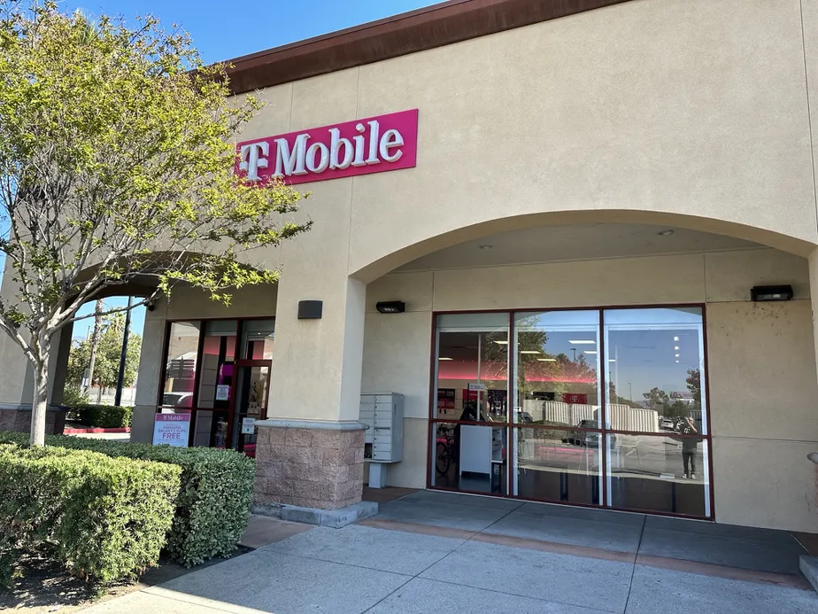Foto del exterior de la tienda T-Mobile en Puente Ave & Merced Ave, Baldwin Park, CA