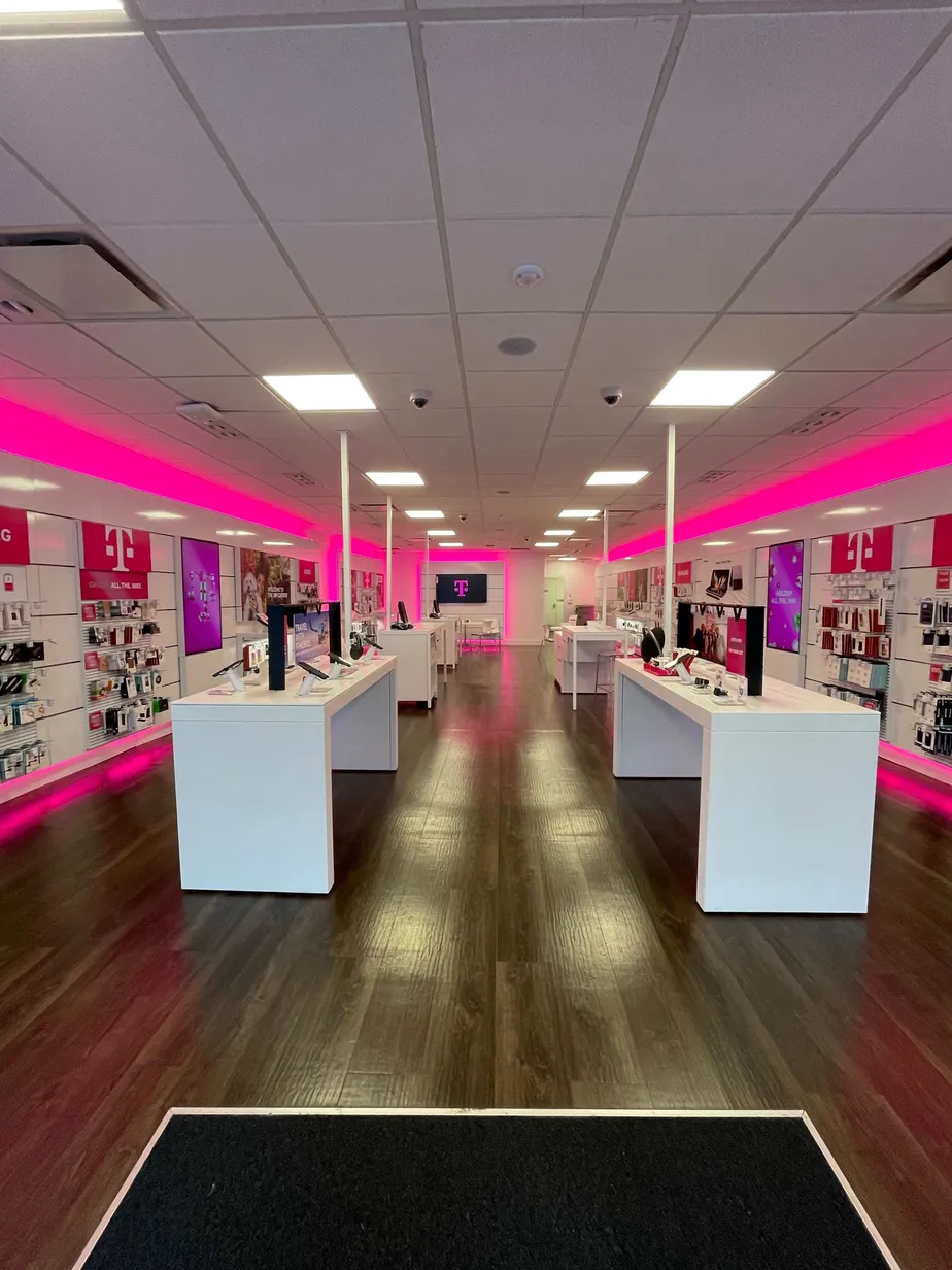 Foto del interior de la tienda T-Mobile en Jamaica & 161st St, Jamaica, NY