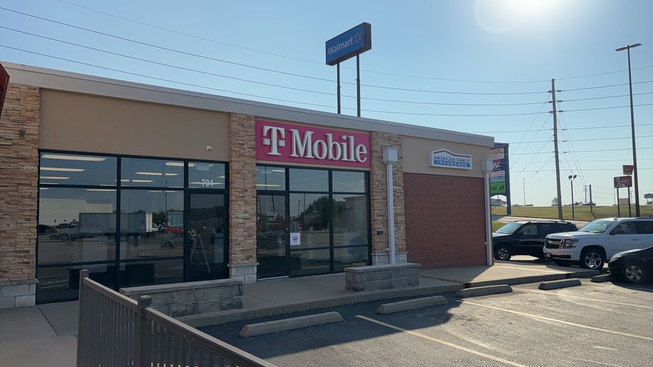 Exterior photo of T-Mobile Store at Karsch Blvd & Weber Rd, Farmington, MO