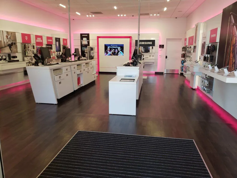 Foto del interior de la tienda T-Mobile en Niblick & 101, Paso Robles, CA