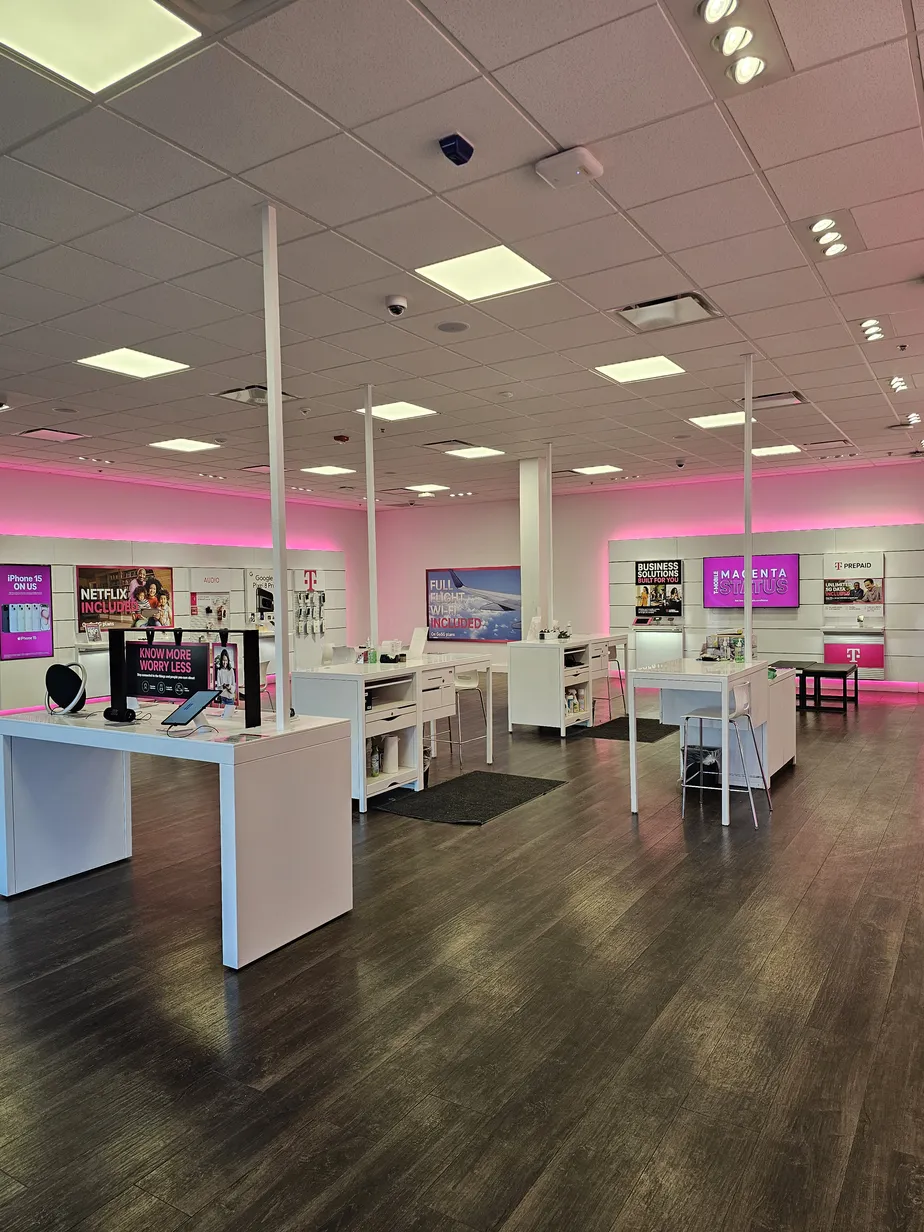 Foto del interior de la tienda T-Mobile en N Emerson Ave & Emerson Pointe, Greenwood, IN