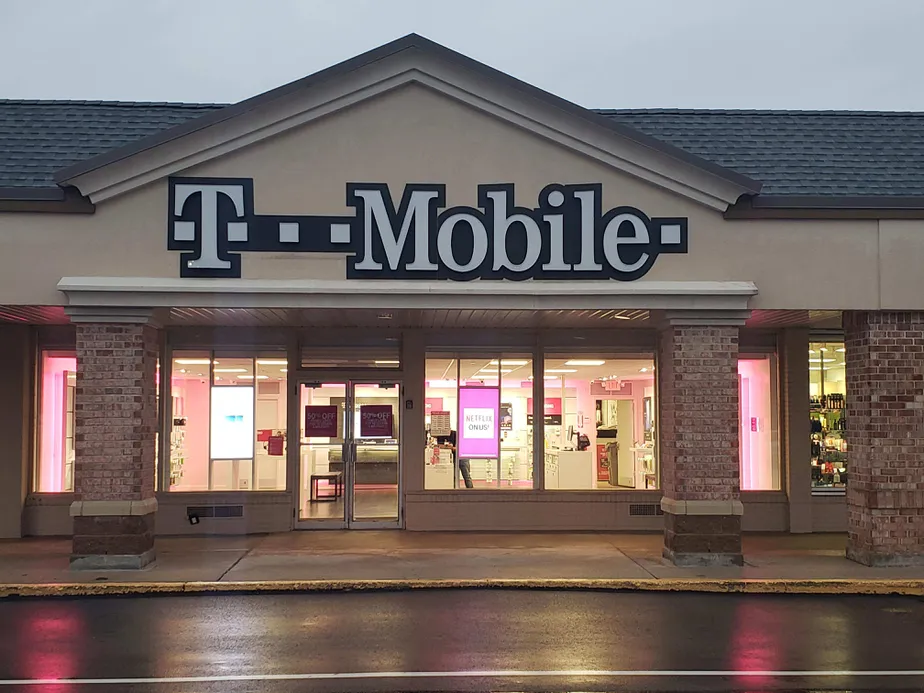  Exterior photo of T-Mobile store at W Dekalb Pike & Town Center Rd, King Of Prussia, PA 