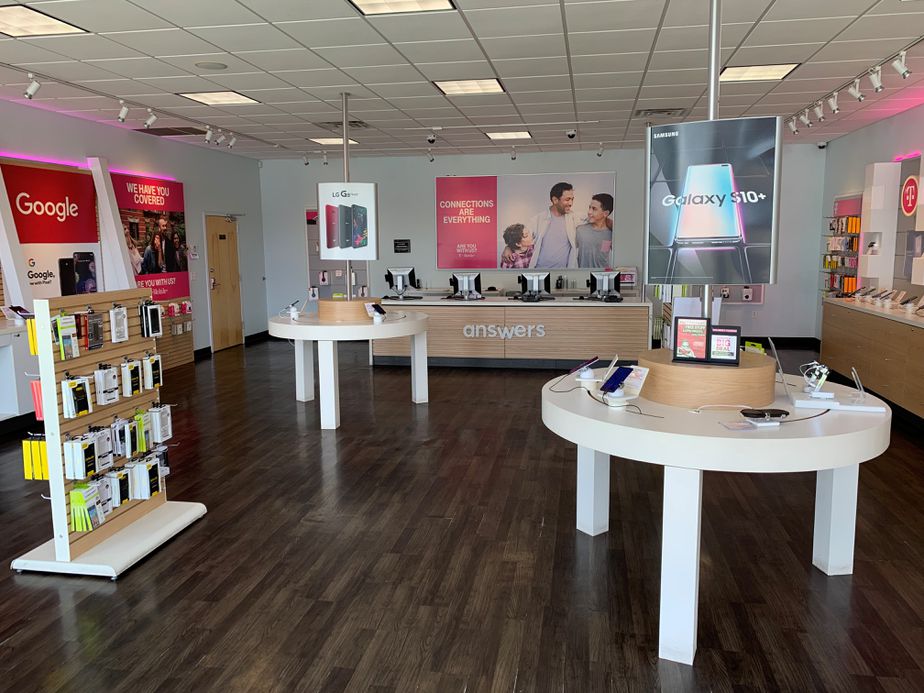 Interior photo of T-Mobile Store at 6th St & Lincoln, Emporia, KS
