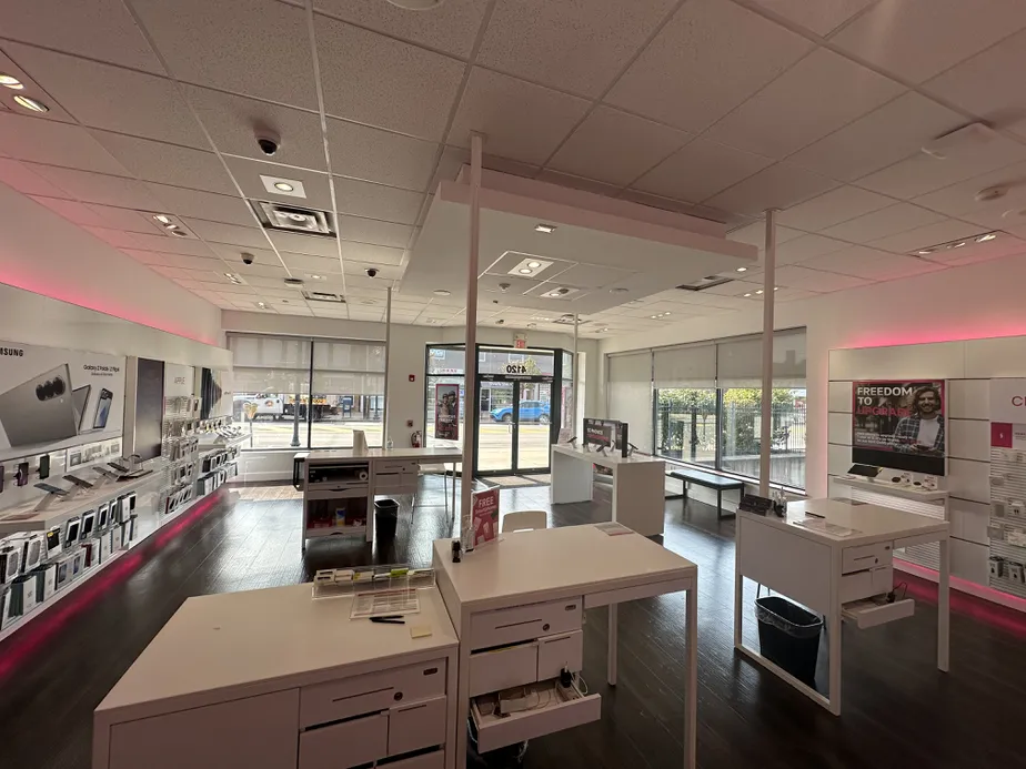  Interior photo of T-Mobile Store at The Pointe, Pittsburgh, PA 