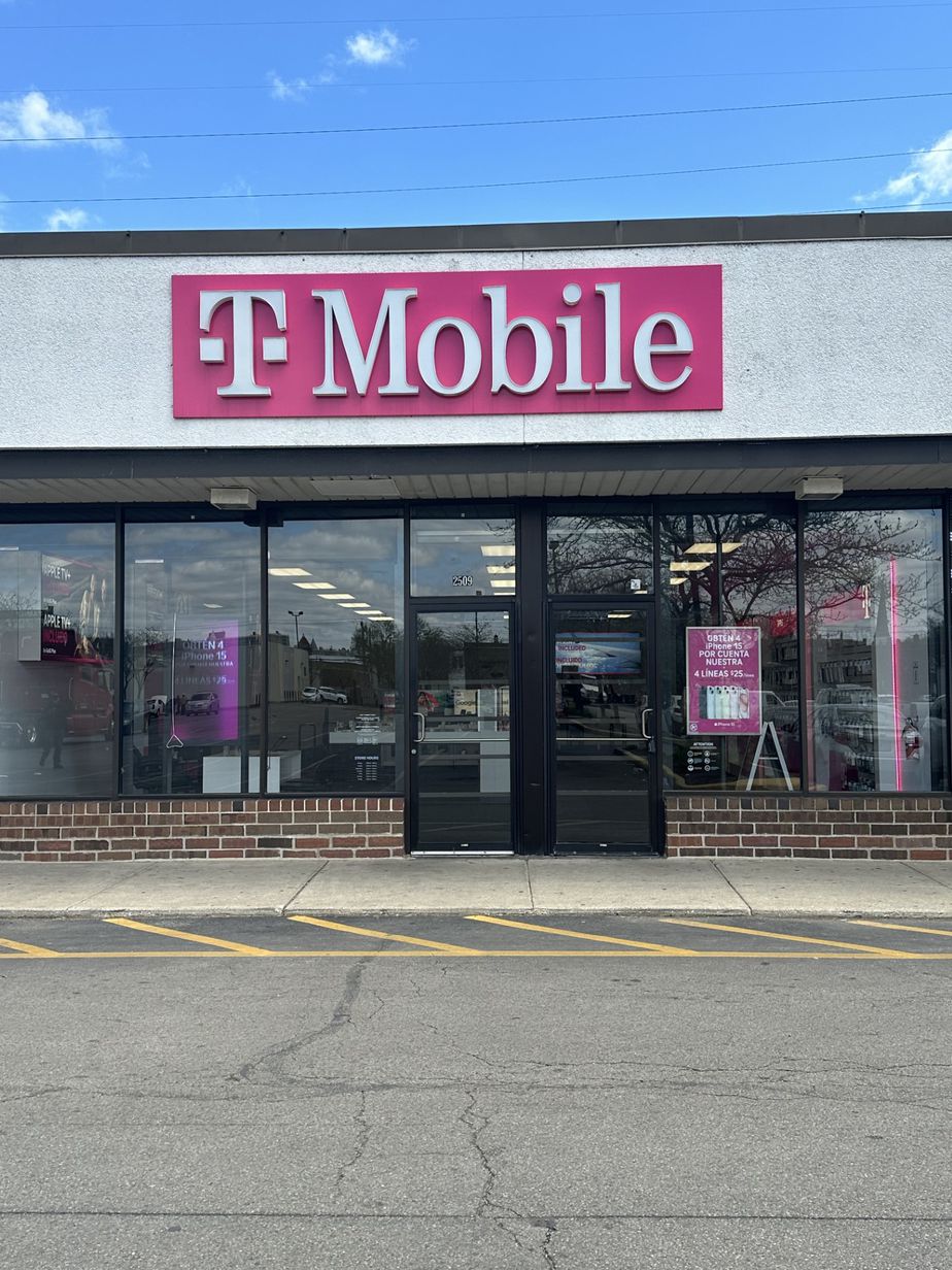 Exterior photo of T-Mobile Store at Cermak & Rockwell, Chicago, IL