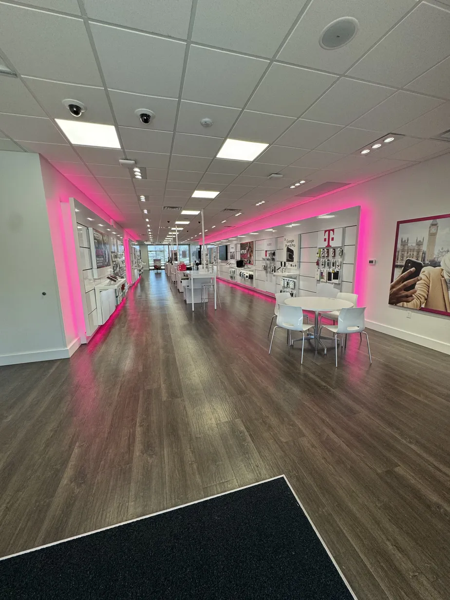  Interior photo of T-Mobile Store at Veterans & Richland, Metairie, LA 