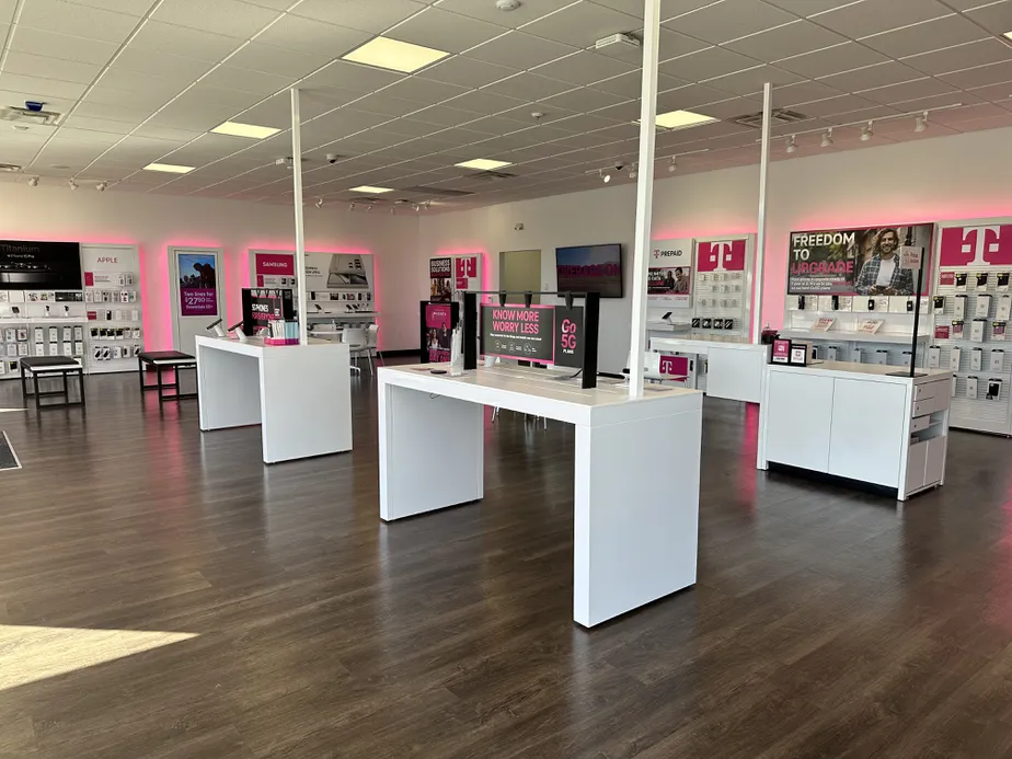  Interior photo of T-Mobile Store at Jill St & Brenwood St, Berea, KY 