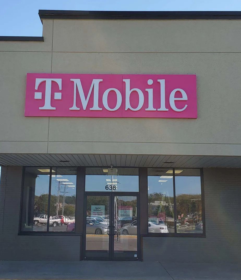 Exterior photo of T-Mobile store at Tuttle Creek Blvd & Bluemont Ave, Manhattan, KS