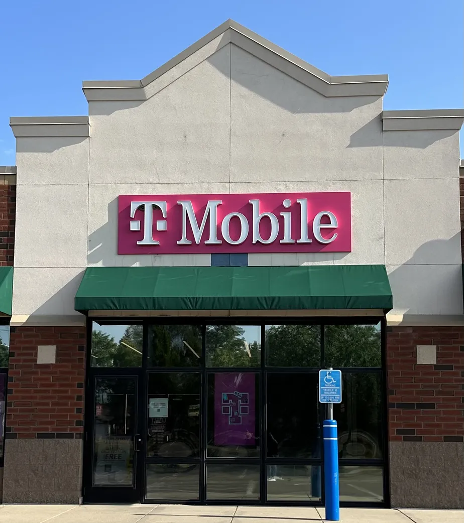 Exterior photo of T-Mobile Store at Apple Valley West, Apple Valley, MN