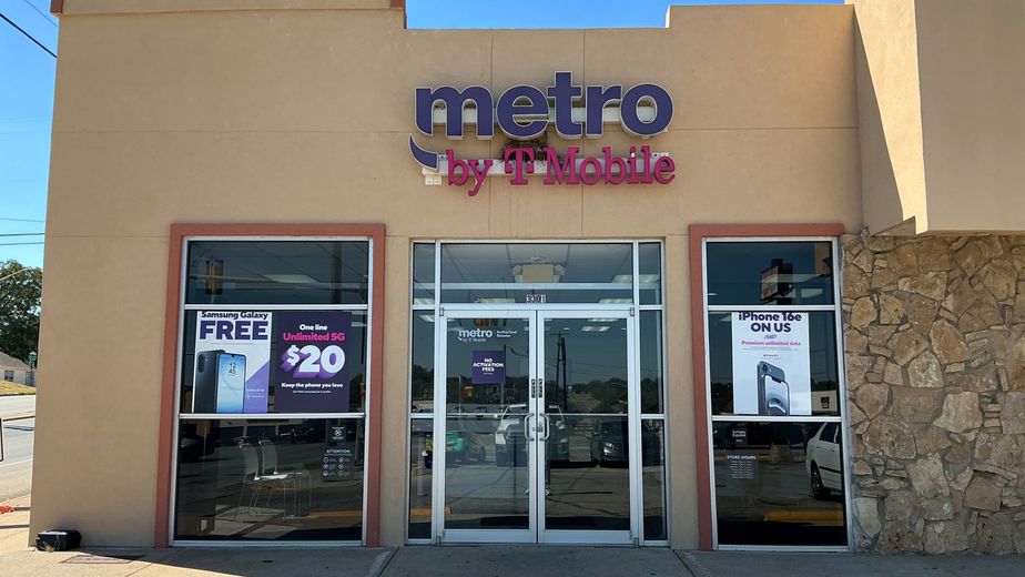 Metro by T-Mobile 3301 N Main St - 3301 N Main St 