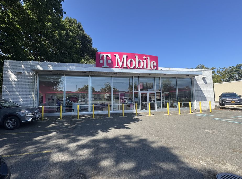 Exterior photo of T-Mobile Store at Route 110 & Norwich St, Huntington Station, NY