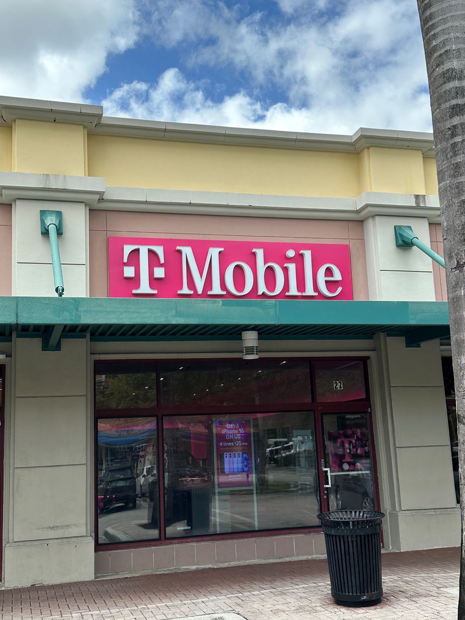 Exterior photo of T-Mobile Store at Palm Court Pavilion, Ft Lauderdale, FL