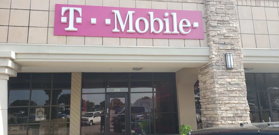 Exterior photo of T-Mobile store at Parkway Central Center, Arlington, TX