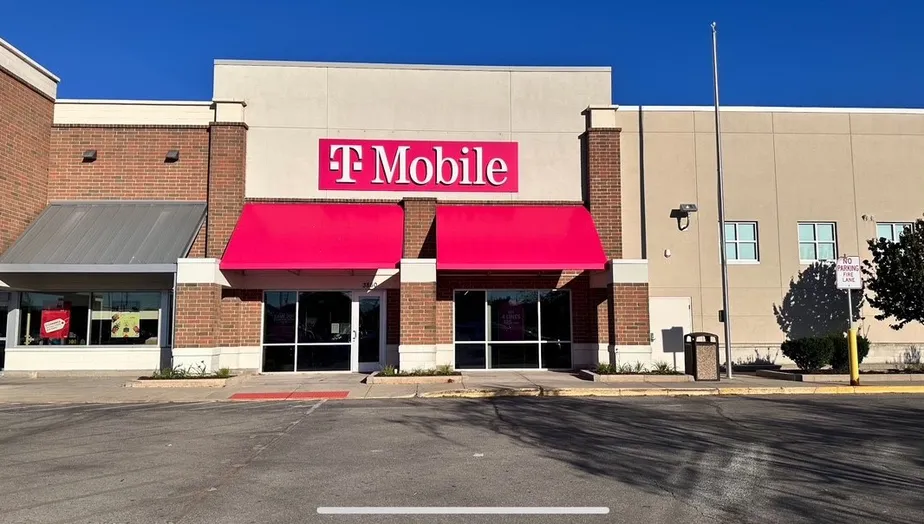  Exterior photo of T-Mobile Store at N 124th St & W Capitol Dr, Wauwatosa, WI 
