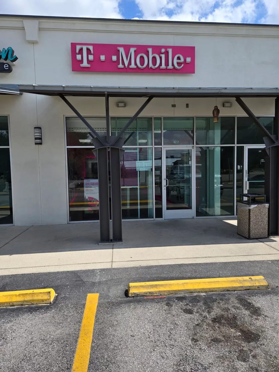  Exterior photo of T-Mobile Store at S Main St & W Bandera Rd, Boerne, TX 