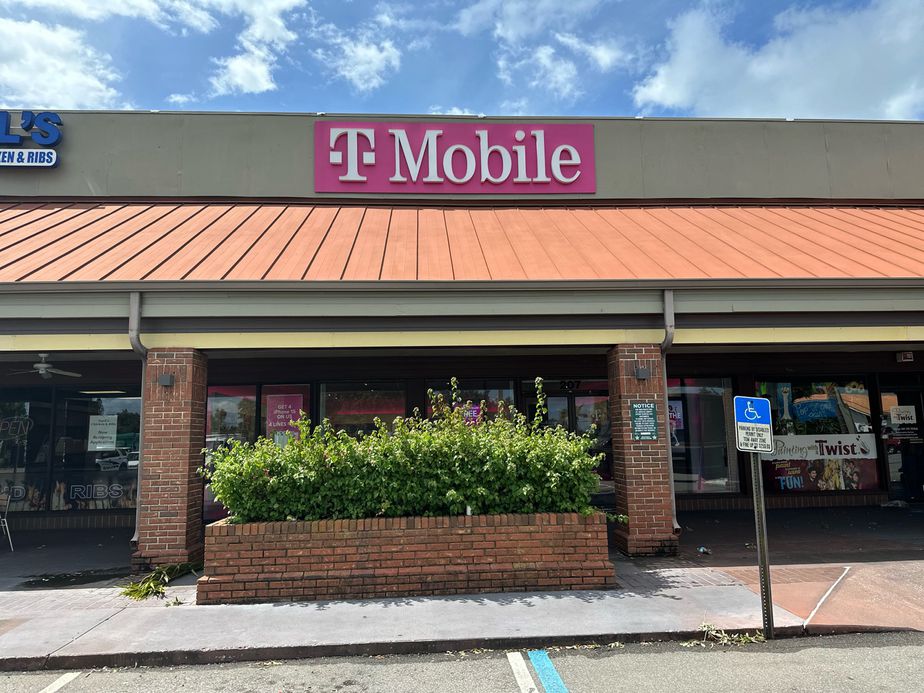 Exterior photo of T-Mobile Store at Manatee Ave W & 59th St W, Bradenton, FL