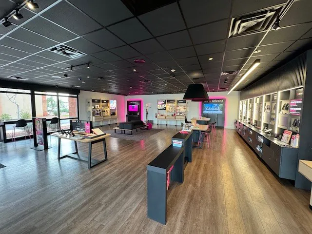Foto del interior de la tienda T-Mobile en 99th & Mcdowell, Avondale, AZ