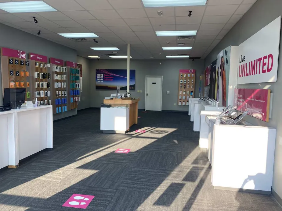 Foto del interior de la tienda T-Mobile en Humes Rd & E US Hwy 14, Janesville, WI