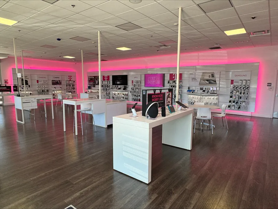 Foto del interior de la tienda T-Mobile en Race Track, St Johns, FL