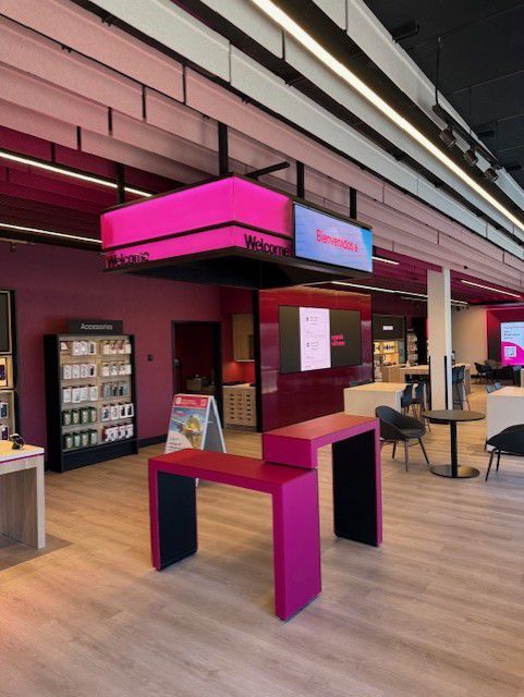 Foto del interior de la tienda T-Mobile en Rainbow & Lake Mead, Las Vegas, NV