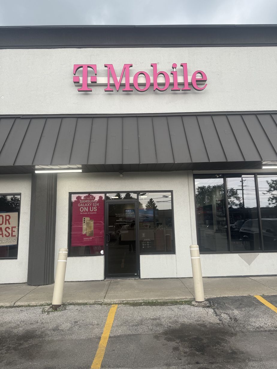 Exterior photo of T-Mobile Store at Navarre Ave & Camelot Dr, Oregon, OH