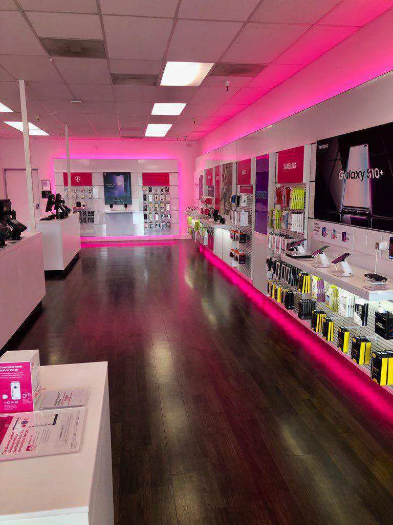 Foto del interior de la tienda T-Mobile en C St & Hwy 99, Galt, CA