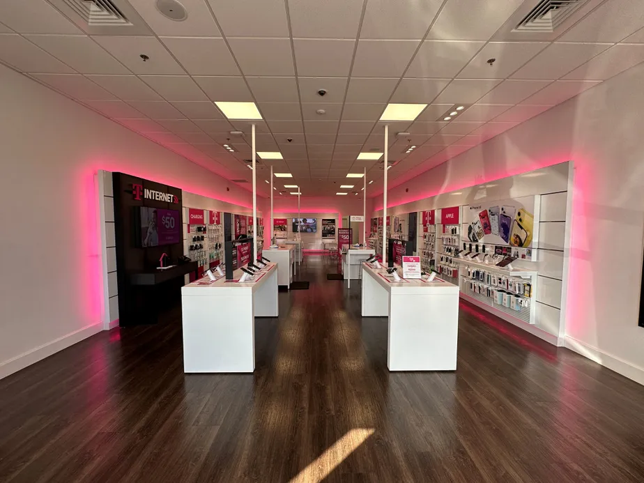 Foto del interior de la tienda T-Mobile en Lincoln St & Country Club Blvd, Worcester, MA