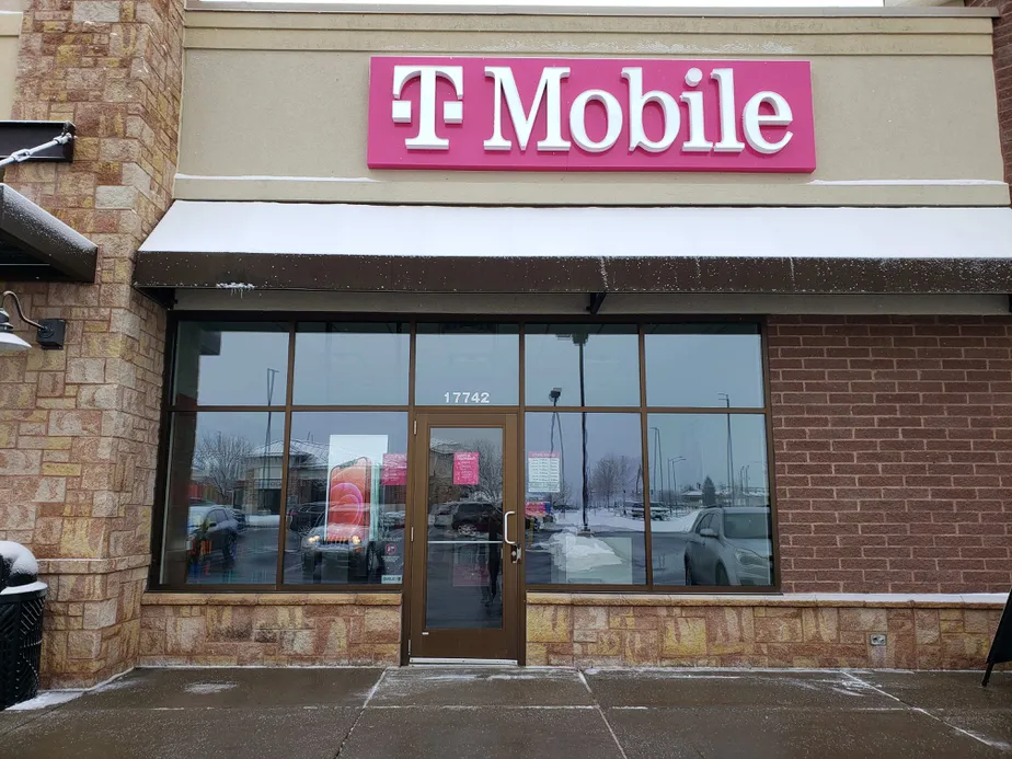 Exterior photo of T-Mobile store at Kenwood Trl & Juniper Path, Lakeville, MN 
