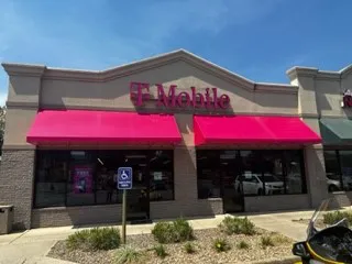 Foto del exterior de la tienda T-Mobile en Valley Pike Plaza, Woodstock, VA
