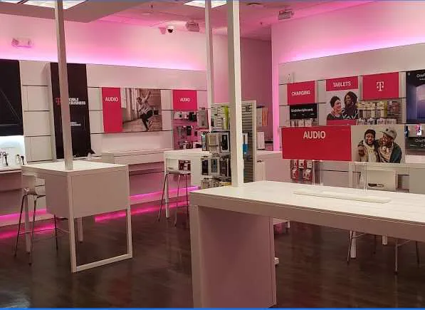 Interior photo of T-Mobile Store at Chicago Ridge 3, Chicago Ridge, IL