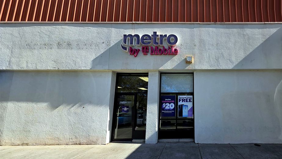 Metro by T-Mobile 1701 Willow Pass Rd - 1701 Willow Pass Rd 