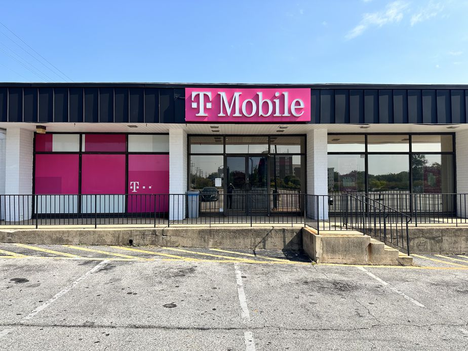 Exterior photo of T-Mobile Store at Concord Mall, Wilmington, DE