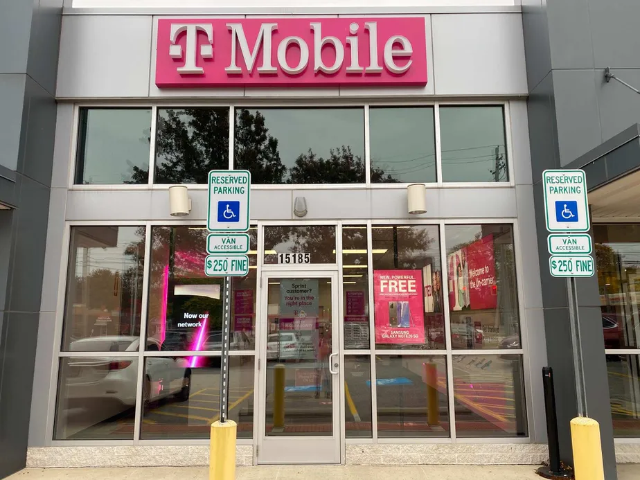  Exterior photo of T-Mobile store at Pearl Rd & Lunn Rd, Strongsville, OH 