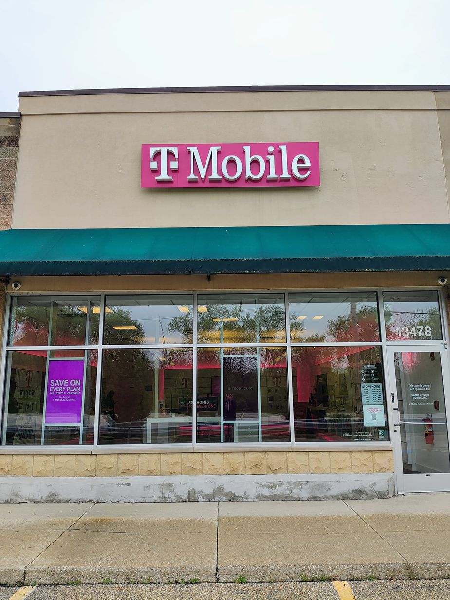 Exterior photo of T-Mobile Store at Archer Ave & W 135th St, Lemont, IL