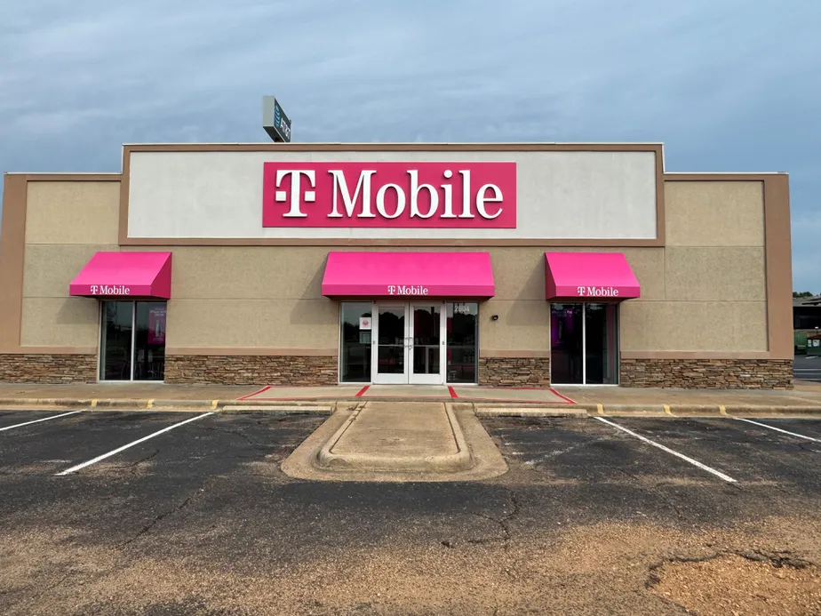  Exterior photo of T-Mobile Store at St Michael Dr & I-30, Texarkana, TX 