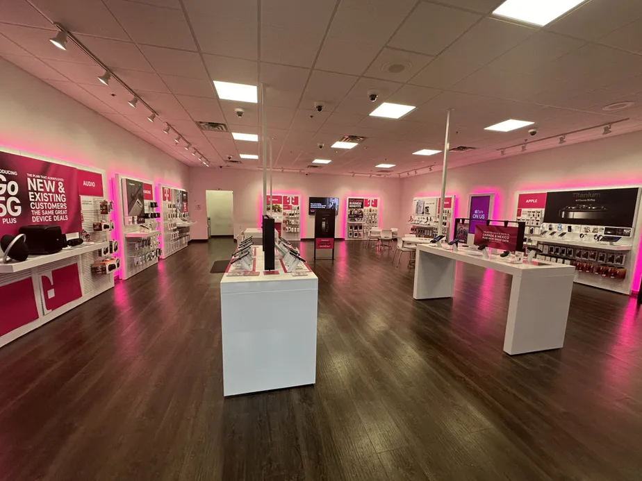 Foto del interior de la tienda T-Mobile en Shoppes at Ardrey Kell, Charlotte, NC