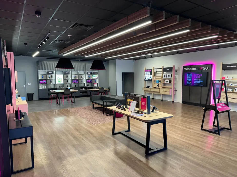 Foto del interior de la tienda T-Mobile en Port Washington & Silver Spring, Glendale, WI
