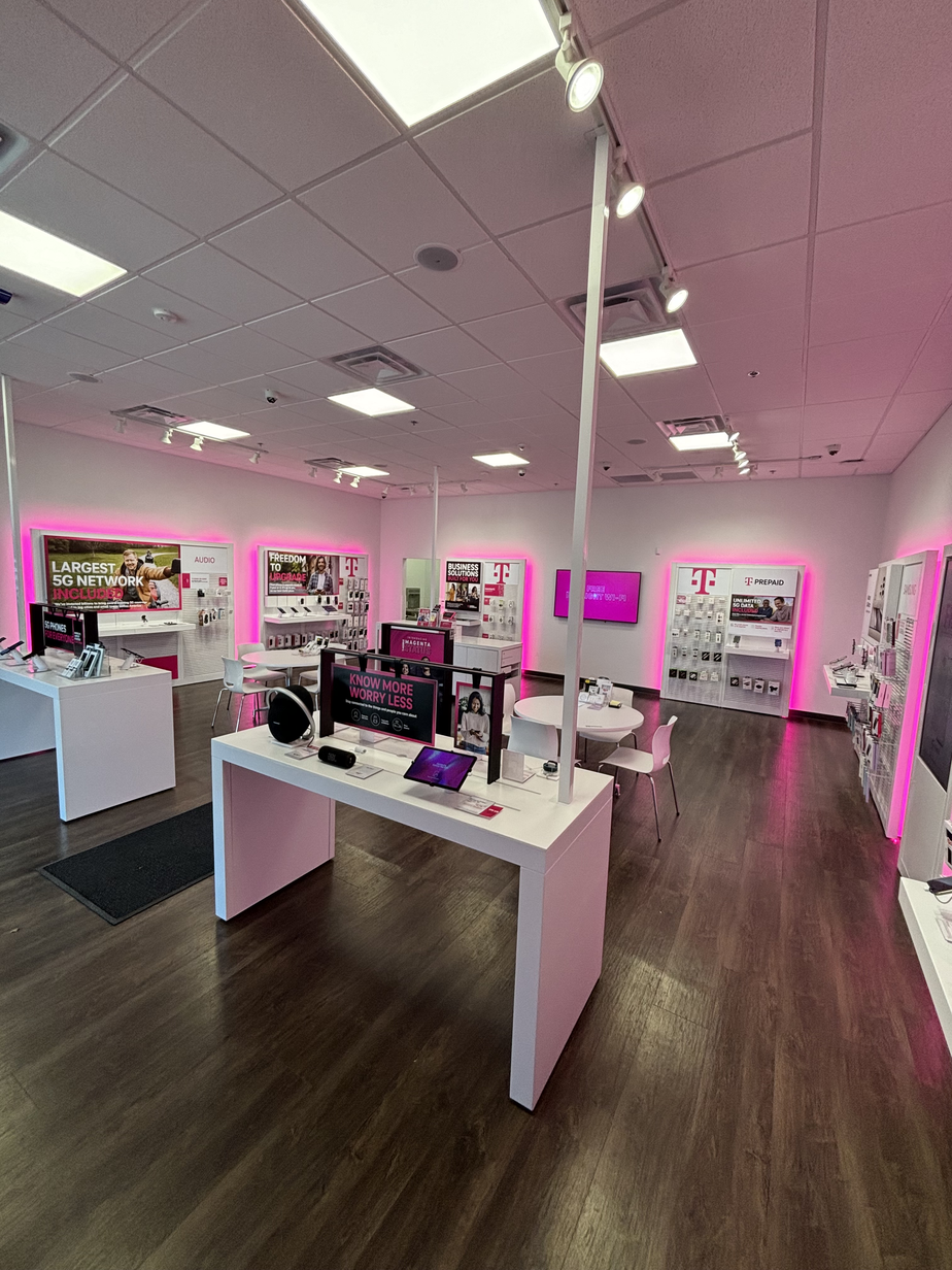 Foto del interior de la tienda T-Mobile en 29th & 3rd, Fort Dodge, IA