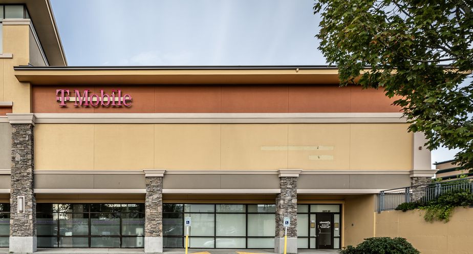 Exterior photo of T-Mobile Store at 324th & Pacific Highway, Federal Way, WA